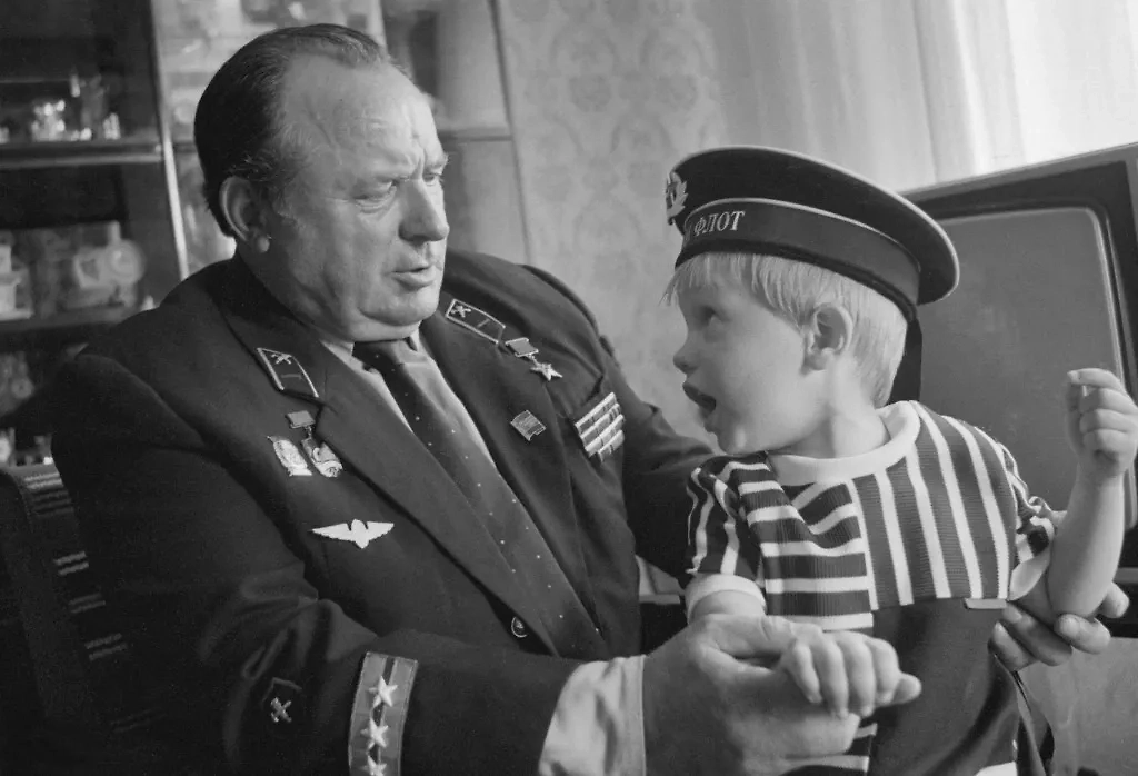 Именно дедушки становились судьями высшей инстанции и могли решить, кто прав, а кто виноват в конфликте молодых поколений. Фото © ТАСС / Альфред Церлюкевич