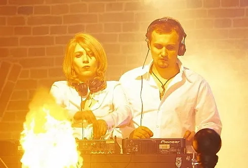 Нынешние владельцы "Мутабора" Наталья Канаева (Каплинская), она же DJ Abelle, и её партнёр по сцене Алексей Шелобков (DJ Beekeeper) в 2007 году. Фото © onlight-radio.livejournal.com