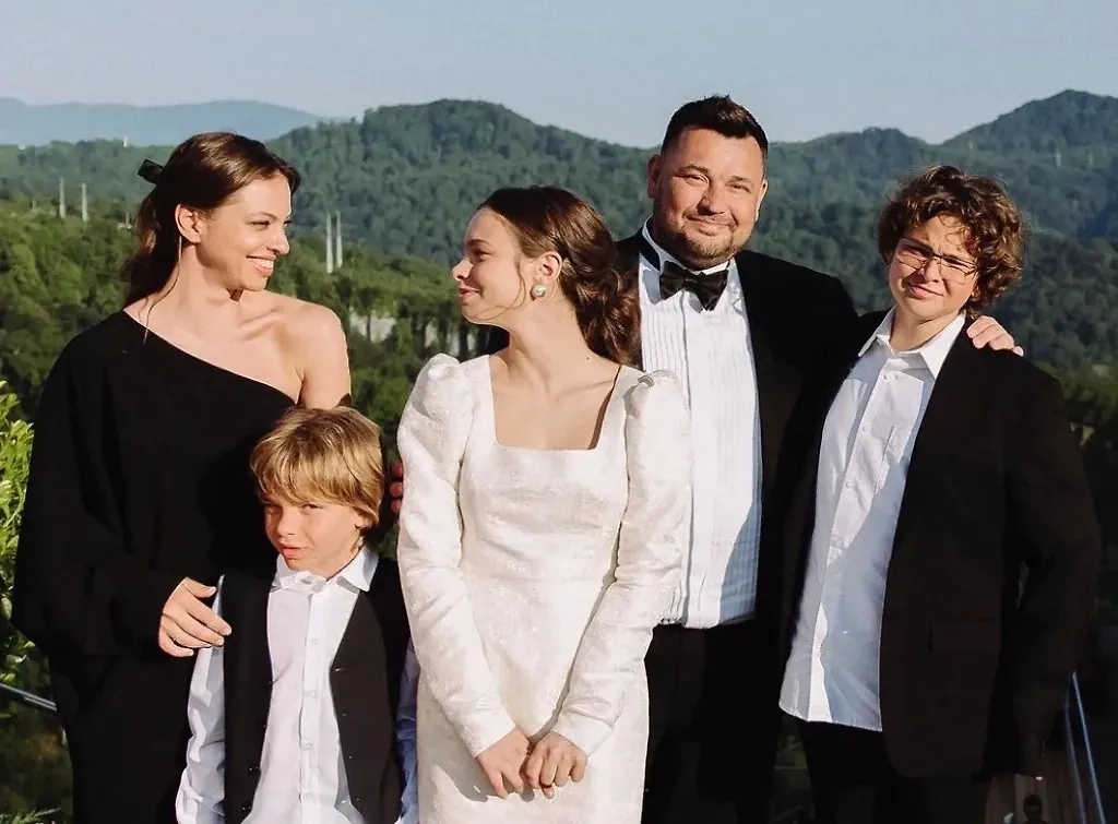 Сергей Жуков с семьёй. Фото © Instagram (соцсеть запрещена в РФ; принадлежит корпорации Meta, которая признана в РФ экстремистской) / sezhukov