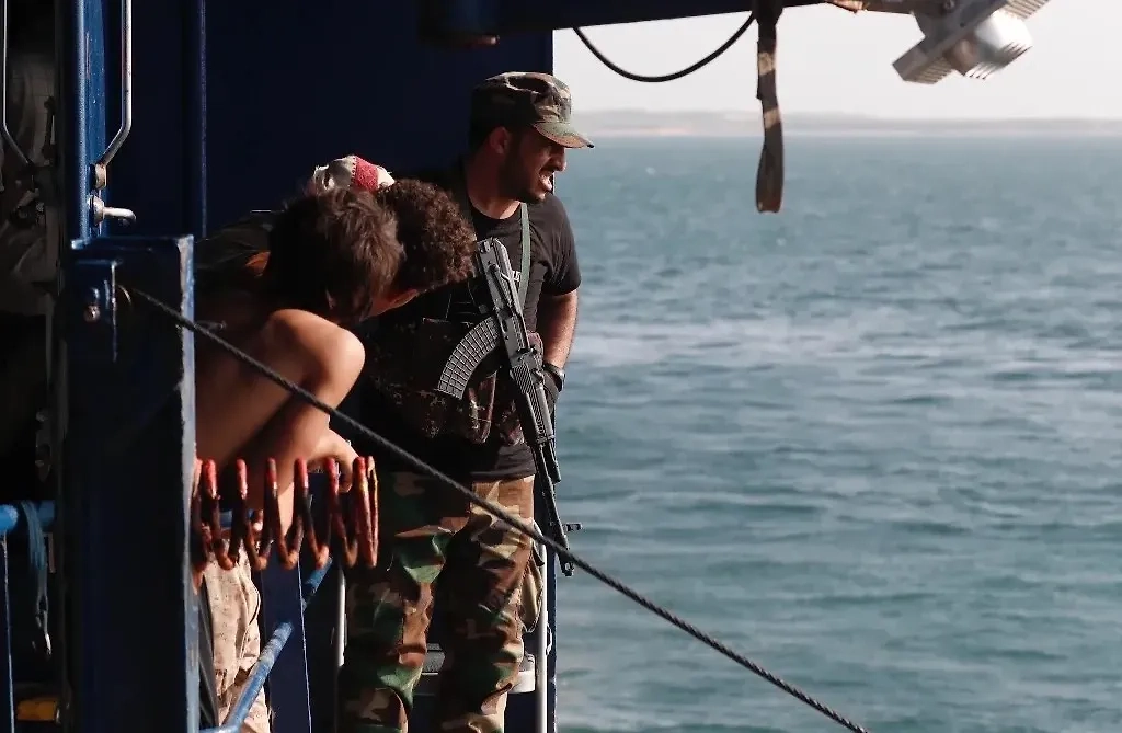 Хуситы в Аденском заливе на захваченном грузовом судне Galaxy Leader, которое стоит на якоре у побережья Йемена. Фото © ТАСС / EPA / YAHYA ARHAB