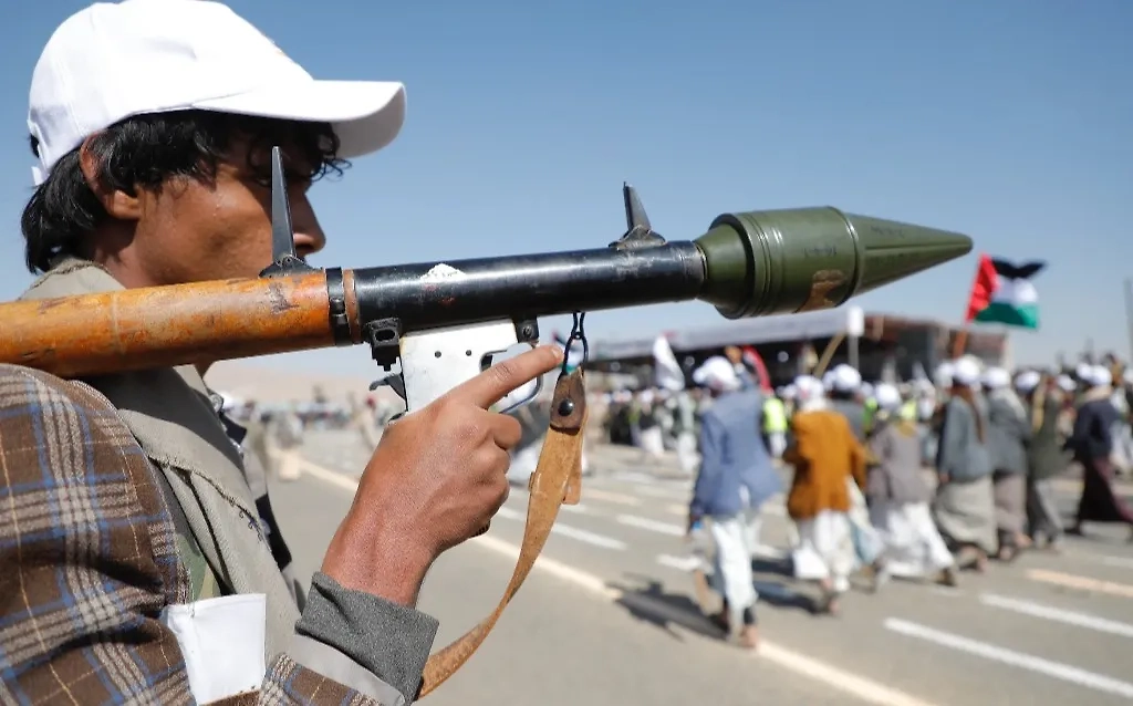 Последняя атака хуситов была зафиксирована 18 декабря — в тот день, когда глава Пентагона Ллойд Остин находился в Израиле. Фото © ТАСС / EPA / OSAMAH YAHYA