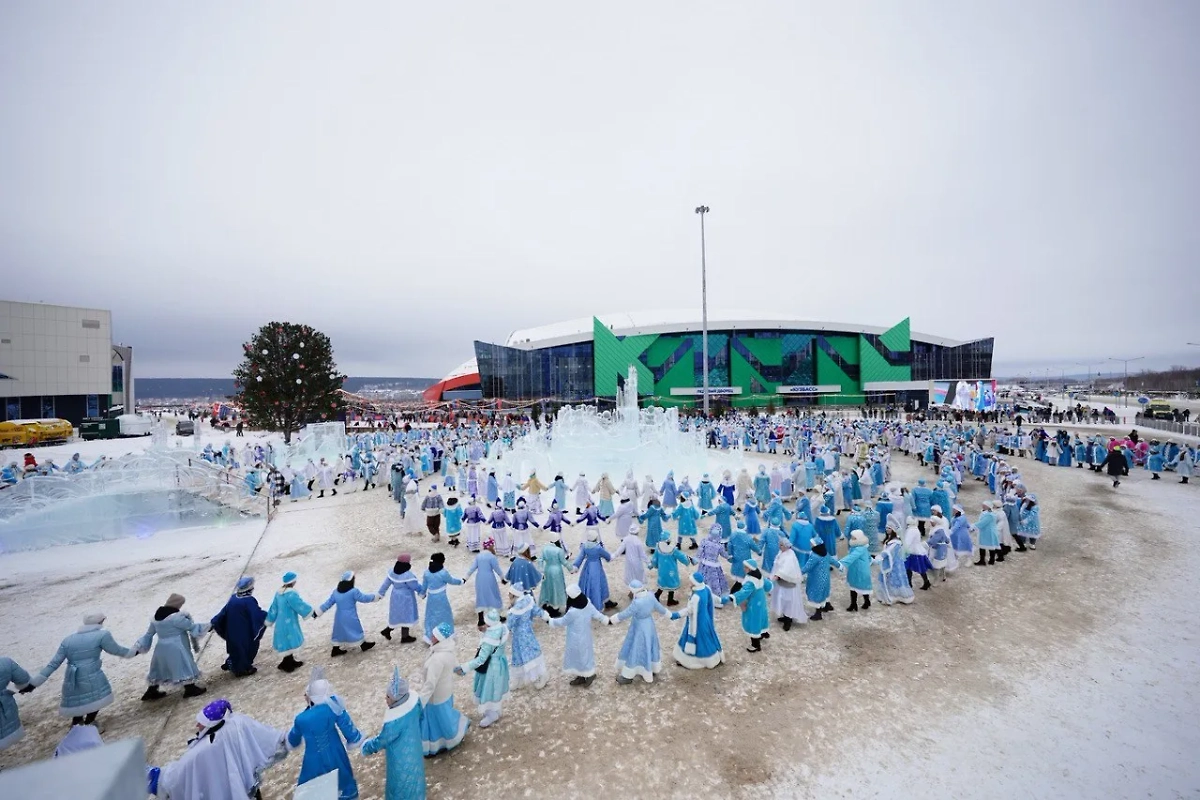 В Кемерове прошёл самый массовый хоровод Снегурочек в России. Обложка © t.me / Цивилёв. Кузбасс
