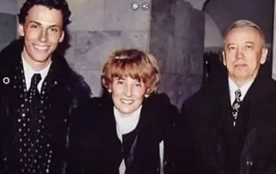 Галкин* с матерью и отцом. Кадр из видео © YouTube / Уголок Макса