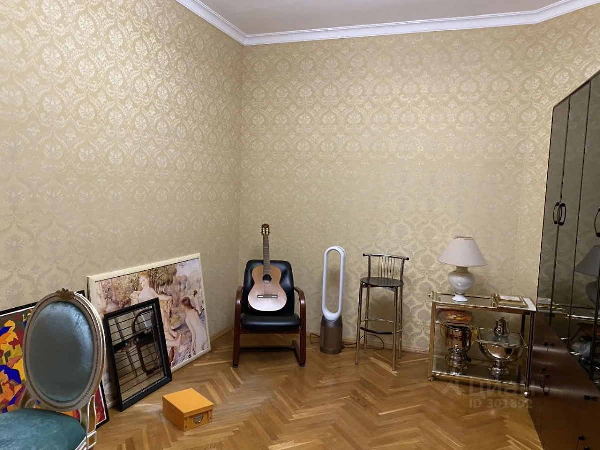 В квартире полно картин и дорогой посуды... Фото © cian.ru