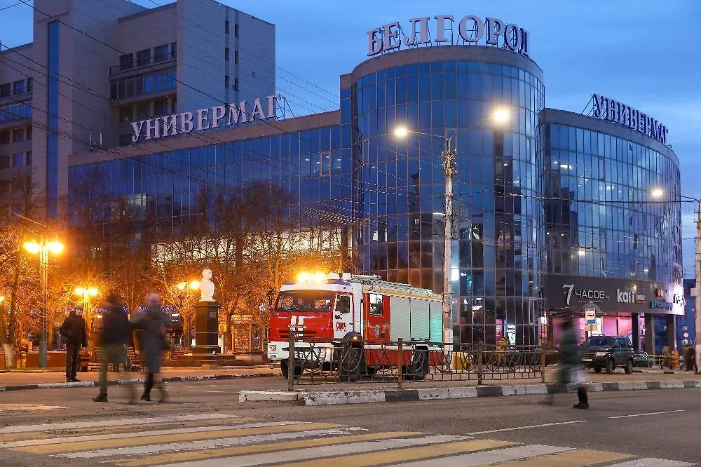 Автомобиль МЧС России едет на место обстрела города со стороны ВСУ. Фото © ТАСС / Павел Колядин 