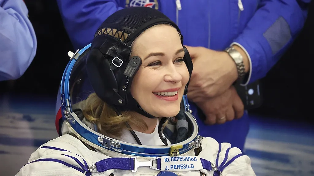 Актриса Юлия Пересильд на аэродроме Чкаловский после прилёта из Казахстана. Фото © ТАСС / Сергей Савостьянов