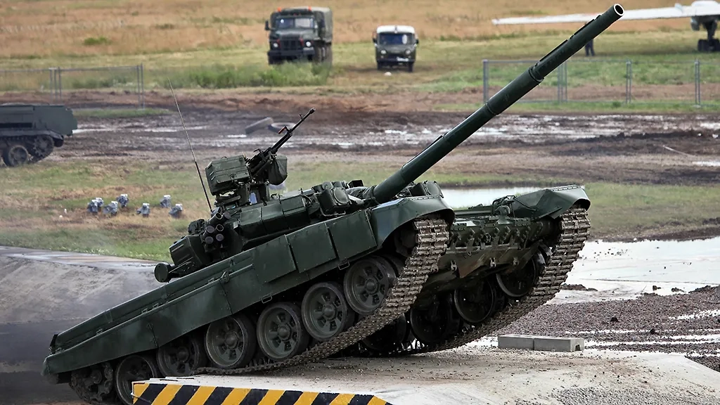 Прохождение препятствий на полигоне на российском танке Т-90 © Wikipedia / Vitaly V. Kuzmin