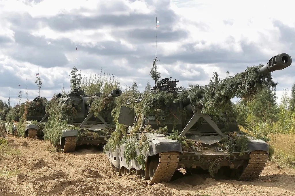 Самоходные артиллерийские установки 2С19М2 "Мста-СМ" в рамках учений Фото © ТАСС / Вадим Савицкий