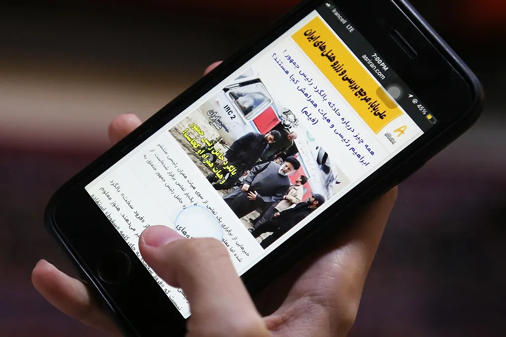 Иранские СМИ сообщают о последней информации о ЧП с вертолётом главы страны. Фото © ТАСС / Zuma