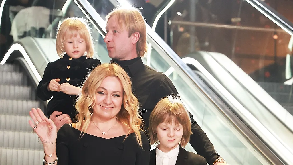 Евгений Плющенко воспринимает жену Яну Рудковскую как маму. Фото © ТАСС / Вячеслав Прокофьев