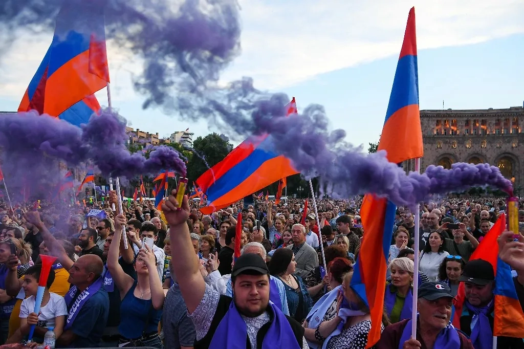 Пашинян, против которого в Ереване устраиваются многотысячные митинги оппозиции, судорожно цепляется за власть, истерит и пытается перекладывать ответственность за свои личные провалы на кого угодно. Фото © ТАСС / Александр Патрин