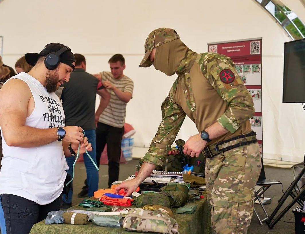 В День молодёжи на площадках фестиваля "Вместе с Родиной" прошли встречи с участниками СВО. Обложка © Telegram / Росмолодёжь