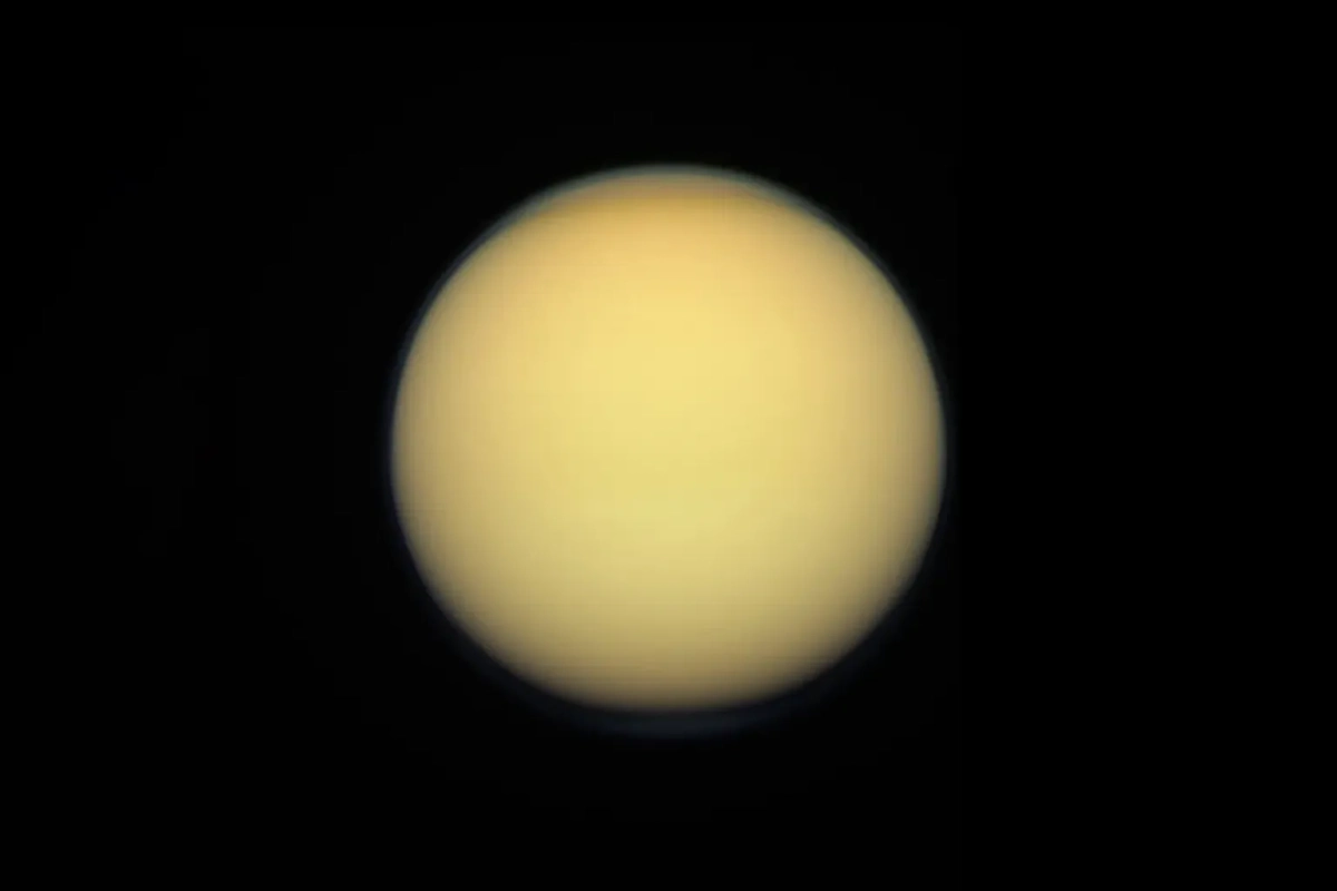 Спутник Сатурна Титан на снимках зонда Cassini. Фото © Flickr / Kevin Gill 