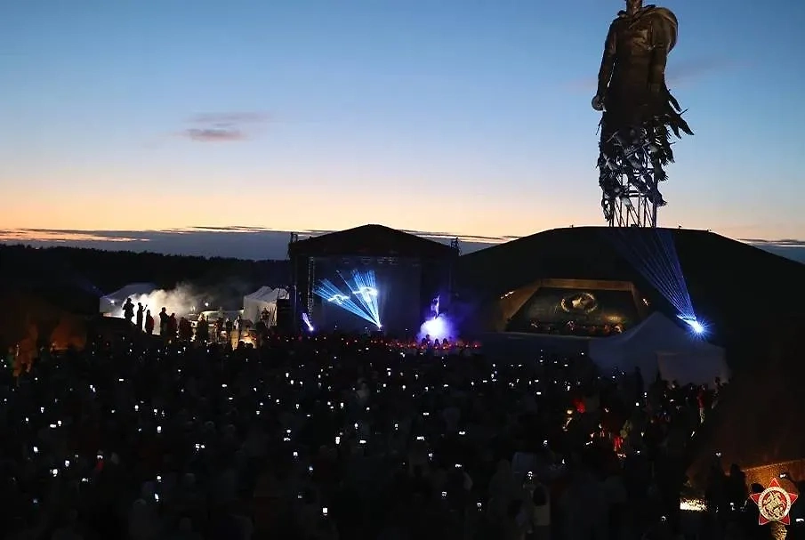 Лазерное шоу на концерте-реквиеме. Фото © VK / Бессмертный полк России 