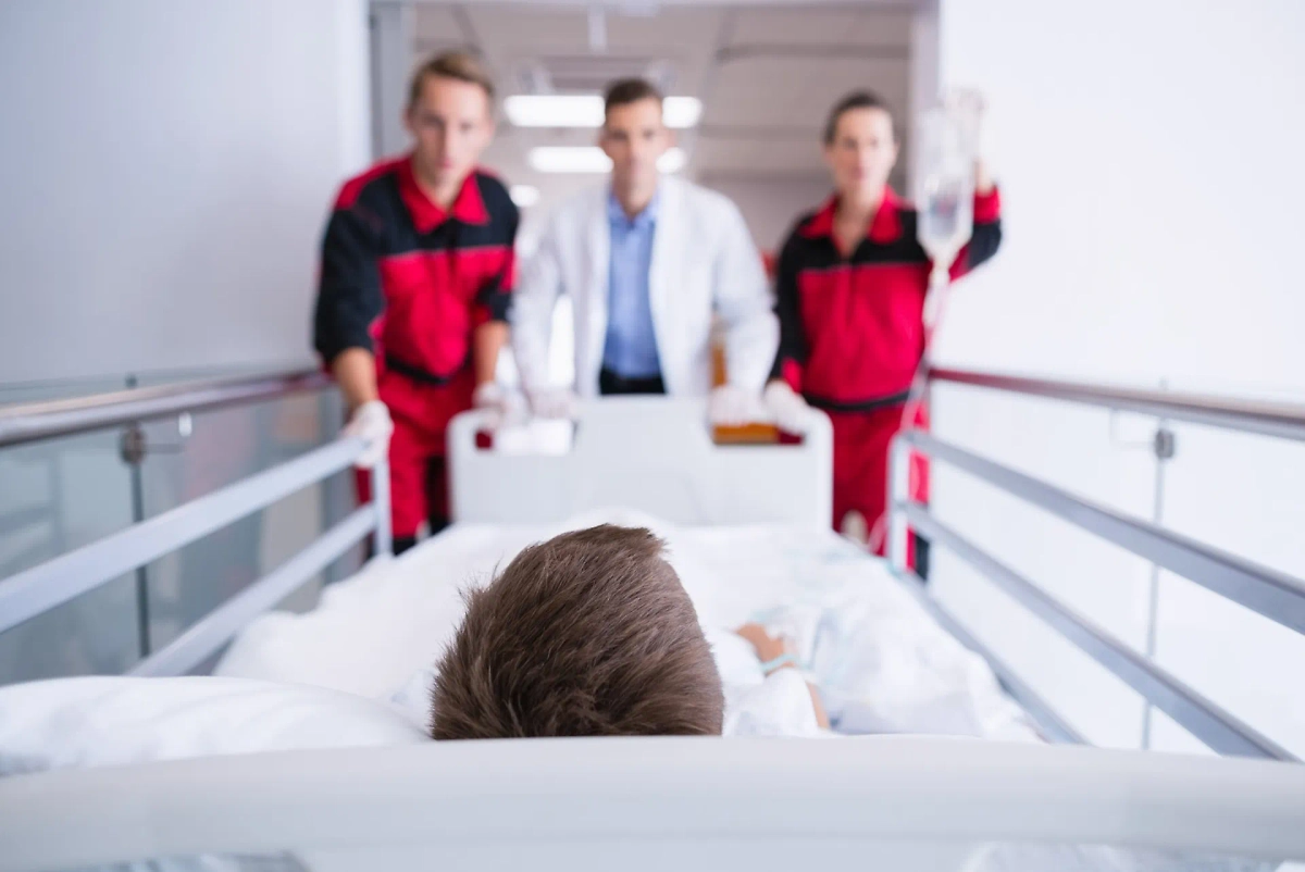 Если обнаружили симптомы солнечного удара тяжёлой степени, то как можно скорее бегите в больницу. Иначе есть очень высокий риск впасть в кому или погибнуть. Фото © Freepik