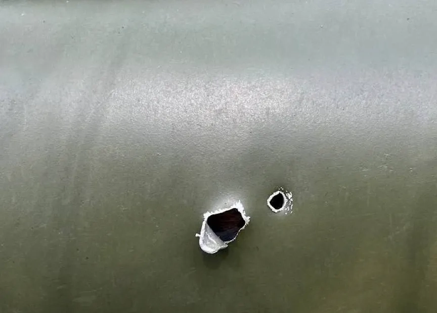 Отверстие от поражающих элементов американской ракеты на корпусе "Мальвы". Фото © "Ростех"