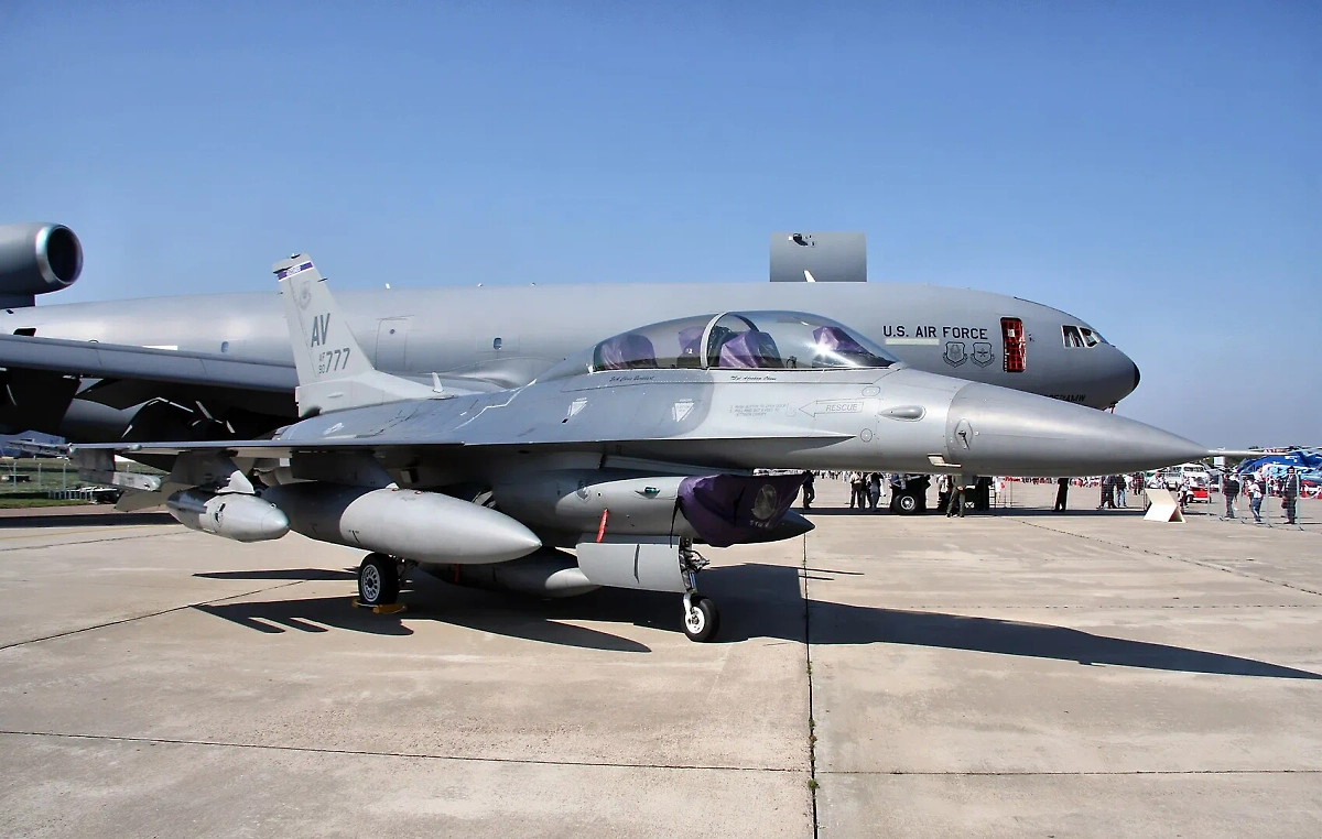 Истребитель F-16 могут использовать для уничтожения Черноморского флота. Фото © Wikipedia / Vitaly V. Kuzmin