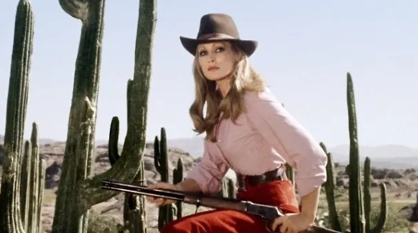 Урсула Андресс. Кадр из фильма © "Красное солнце", реж. Теренс Янг, сценарист Уильям Робертс / Kinopoisk