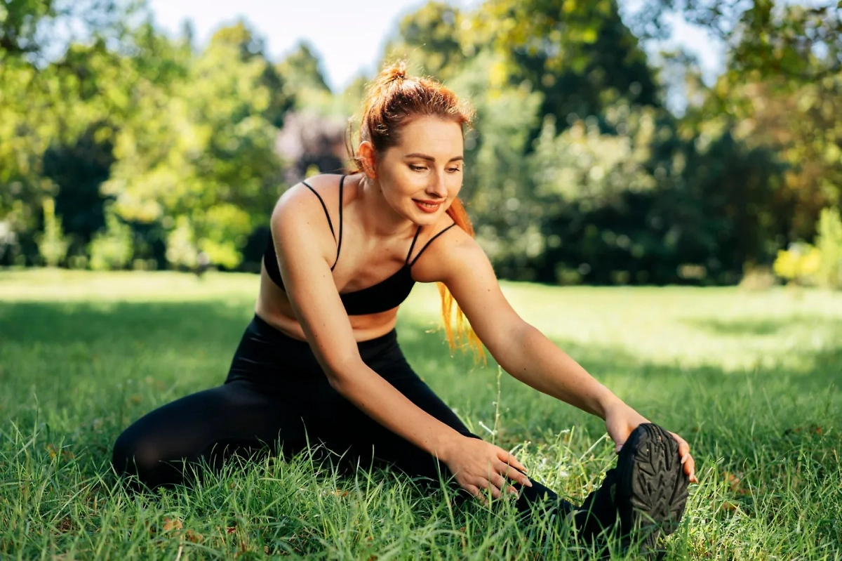 Физические упражнения на улице позволяют насытить организм кислородом, что благотворно влияет на общее состояние здоровья и способствует улучшению обмена веществ. Фото © Freepik