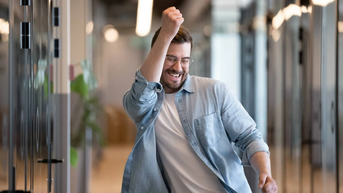 Пометила птица или наступили в кучу — какие знаки в обычной жизни предвещают скорое богатство. Фото © Shutterstock / FOTODOM / fizkes