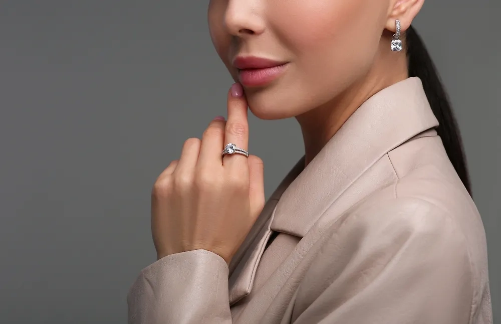 Кольца на указательном пальце — про власть и успех. Фото © Shutterstock / FOTODOM / New Africa