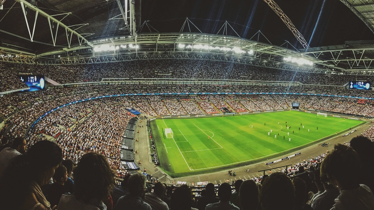 Главное — не прыгать всем вместе на трибунах. Фото © Unsplash / Mitch Rosen