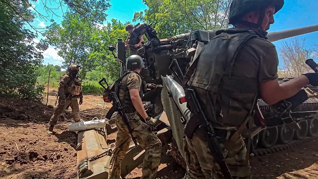 Российские военнослужащие управляют артиллерийской установкой 2С7М «Малка» в зоне СВО. Фото © ТАСС / Пресс-служба Минобороны РФ