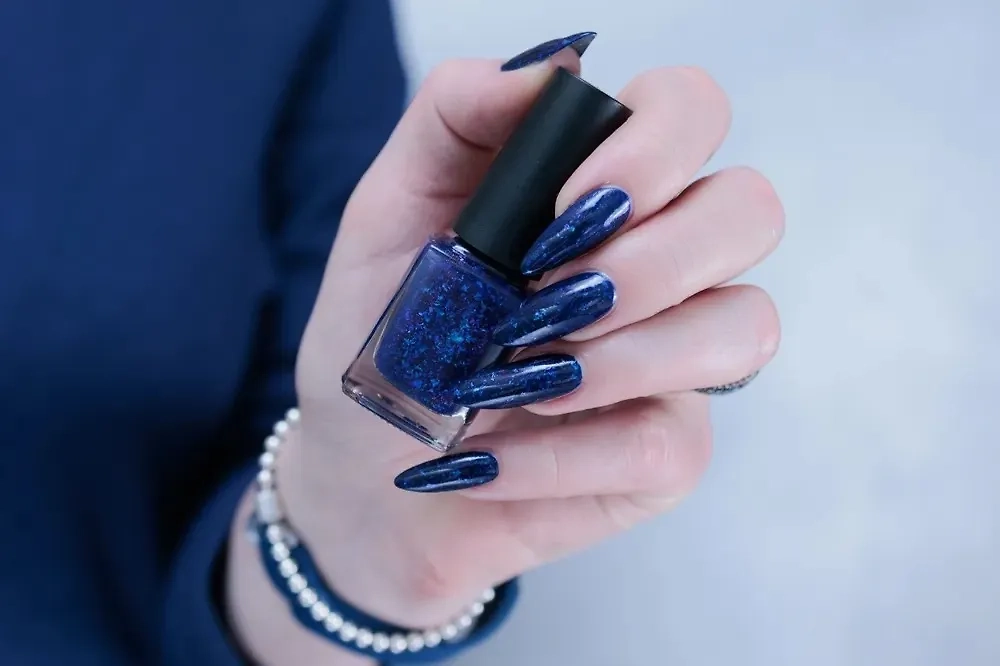 Золотой и изумрудный: цвета для маникюра, которые принесут деньги в апреле 2025 года. Фото © Shutterstock / FOTODOM / TanitaKo