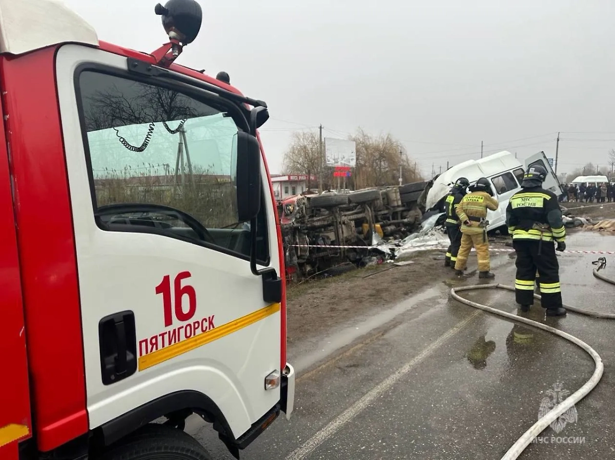 Кадр с места ДТП на Ставрополье, где погибло семь человек. Обложка © Telegram / МЧС России