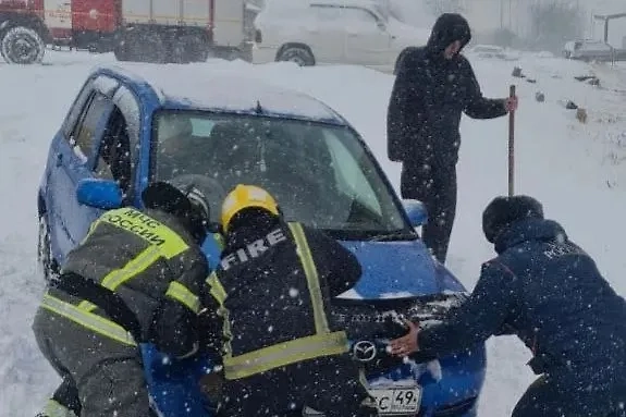 В Магадане сотрудники МЧС помогают автомобилистам, застрявшим в снегу. Фото © Telegram / МЧС Магаданской области