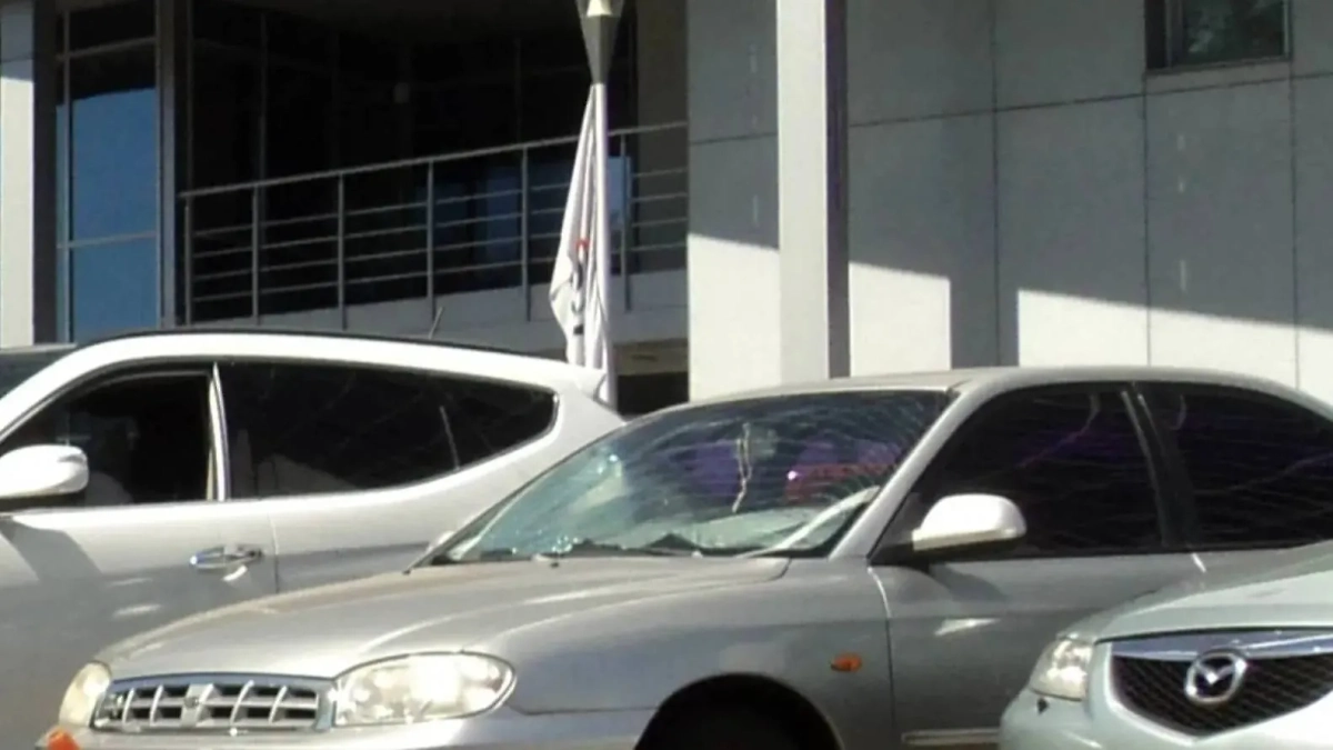 Одно время машину ещё молодого эсбэушника Бурбы (серый KIA) часто видели припаркованной у киевского бизнес-центра «Европа», принадлежащего беглому российскому миллиардеру Дмитрию Буряку. Фото © img03.platesmania.com 