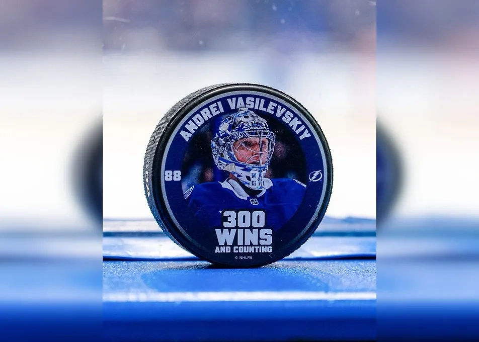 Шайба в честь 300-й победы Андрея Василевского в НХЛ. Фото © X / Tampa Bay Sports