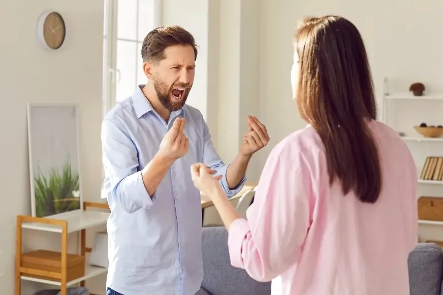 10 моментов в поведении мужчины, которые намекают на его измену. Фото © Shutterstock / FOTODOM / Studio Romantic