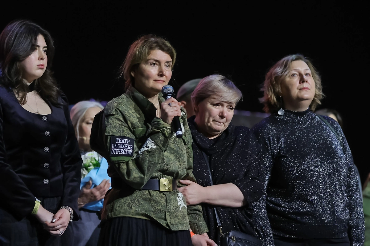 В национальном центре «Россия» показали спектакль «Сёстры», приуроченный ко Дню матери. Фото © Пресс-служба национального центра «Россия»