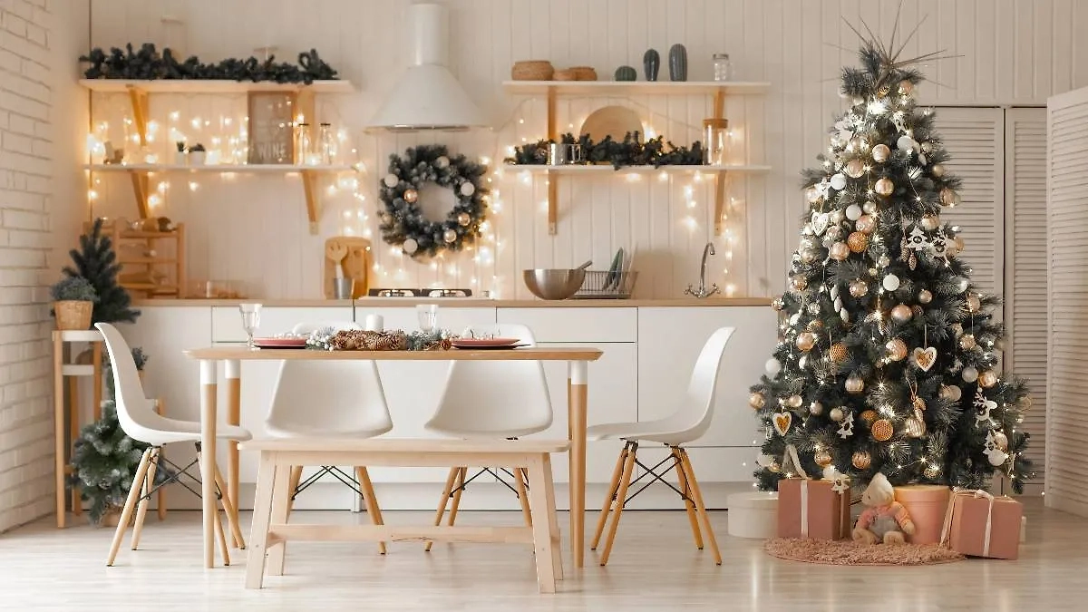 Гирлянды, интересные текстуры и зелёный цвет: тренды новогоднего интерьера. Фото © Shutterstock / FOTODOM / Stanislaw Mikulski