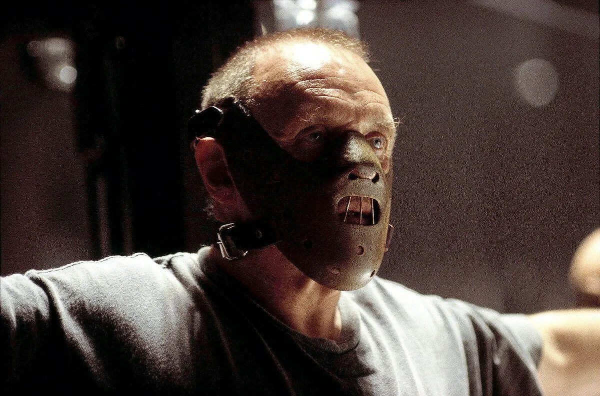 Энтони Хопкинс в роли серийного убийцы Ганнибала Лектера. Фото © Фильм «Ганнибал», режиссёр Ридли Скотт, сценарист Дэвид Мэмет и др. / Kinopoisk