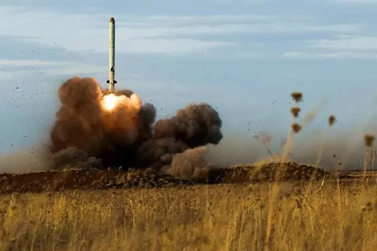 Украинский парламент уже начал зарываться в землю после демонстрации «Орешника». Фото © mil.ru 