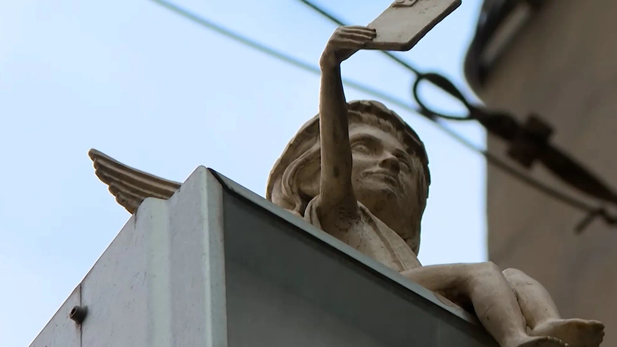 Ангелочек делает селфи на Каменноостровском проспекте. Фото © Телеканал «Санкт-Петербург»