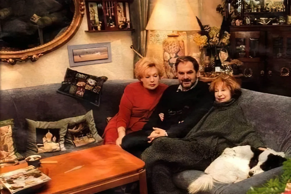 Алла Будницкая, Владимир Персиянов и Лия Ахеджакова на той самой даче (слева направо). Фото © museum-crimea.ru