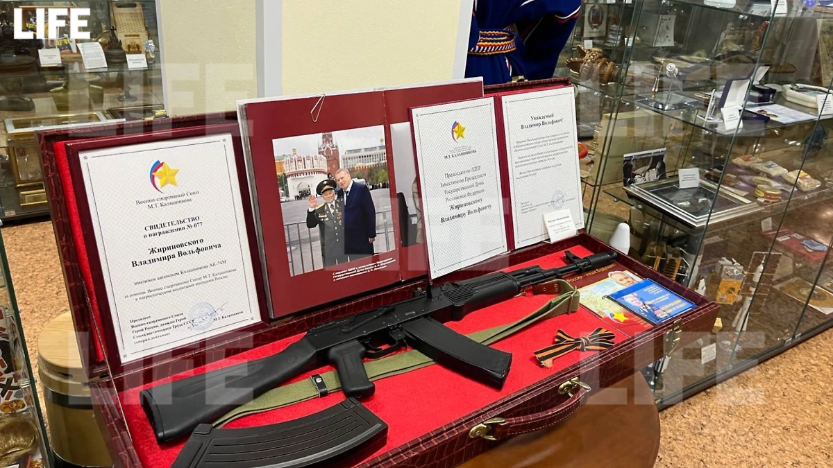 Именной автомат Калашникова, которым наградили Жириновского. Фото © Life.ru