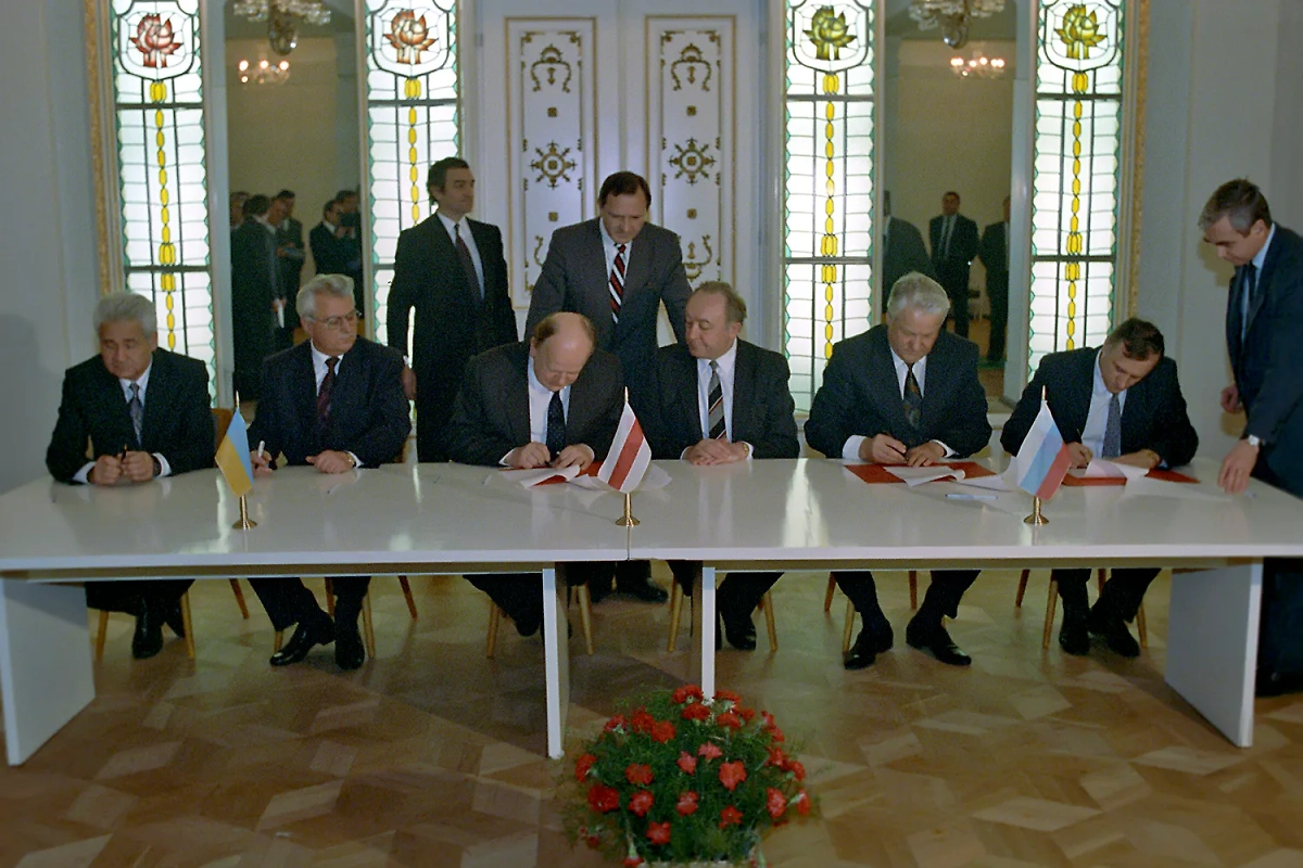 Свои подписи под документом поставили главы республик Борис Ельцин, Леонид Кравчук и Станислав Шушкевич. Фото © Wikipedia / RIA Novosti