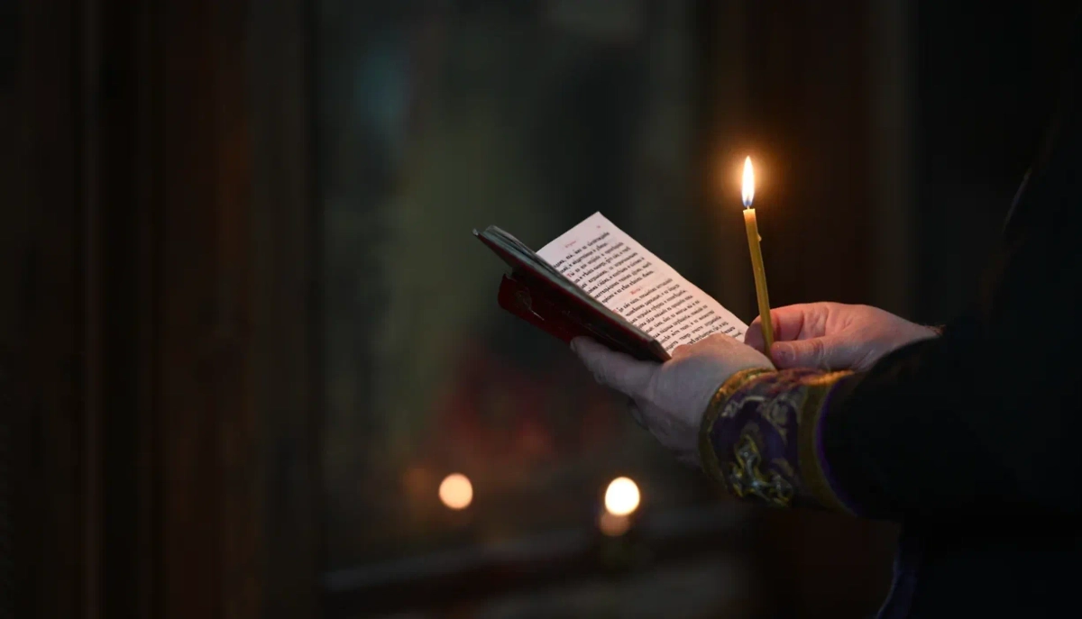 В Родительские субботы принято посещать службу, заказывать поминовения, а после — посещать кладбища и убираться на могилах родных и близких. Фото © Life.ru