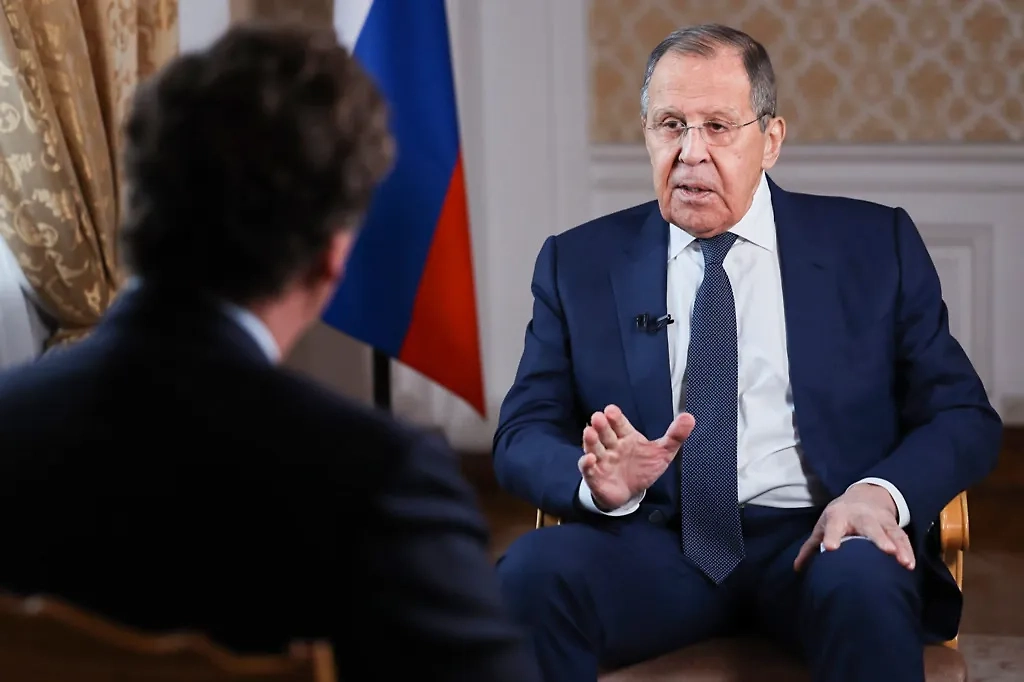 Кадры главы МИД России Сергея Лаврова журналисту Такеру Карлсону. Фото © ТАСС / Пресс-служба МИД РФ