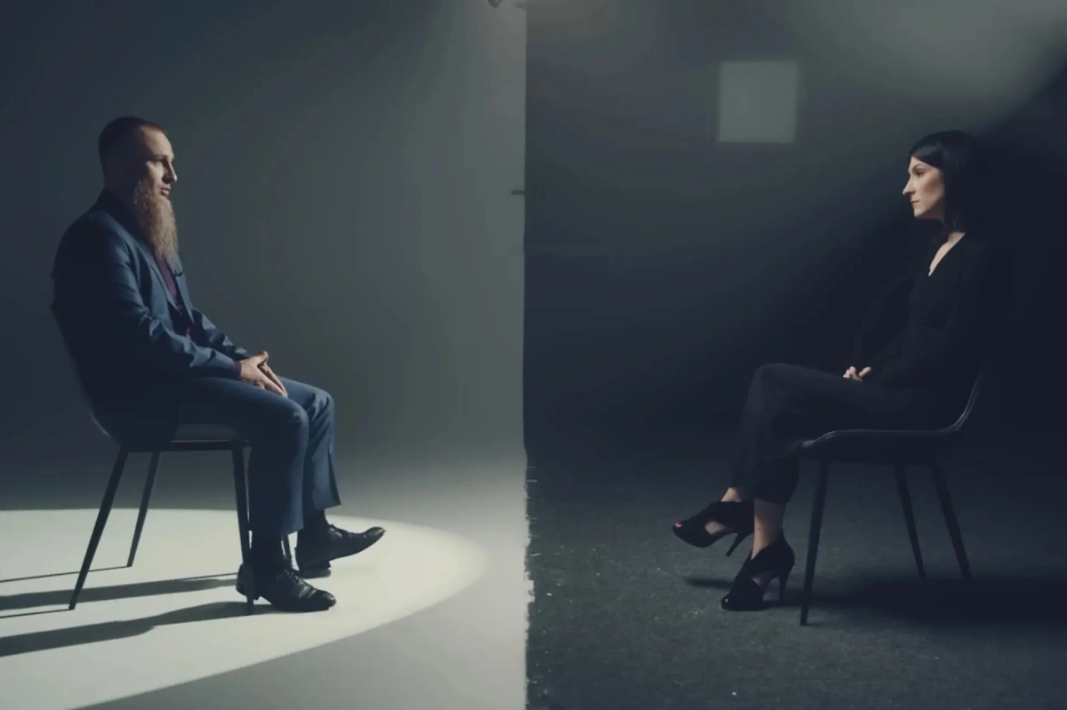 Блогер Саша Сулим взяла интервью у российского многоженца — 40-летнего уроженца Владимирской области Ивана Сухова. Фото © YouTube 