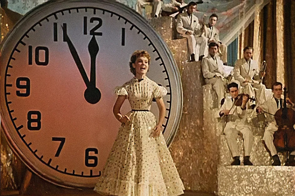 Платья силуэта New Look в СССР девушки часто надевали на Новый год. Фото © Кадр из фильма «Карнавальная ночь» (1956), режиссёр Эльдар Рязанов, сценарий Борис Ласкин, Владимир Поляков / Kinopoisk