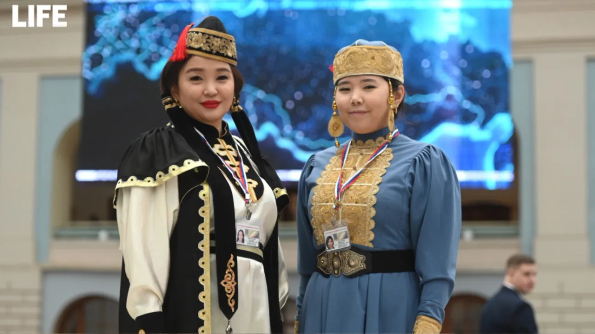 Журналисты в национальных костюмах на пресс-конференции Путина. Фото © Life.ru