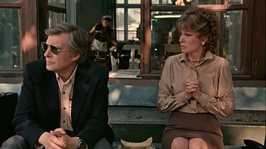 Олег Басилашвили в роли пианиста Платона Рябинина и Людмила Гурченко в роли официантки Веры. Фото © YouTube / FSUE Mosfilm cinema concern