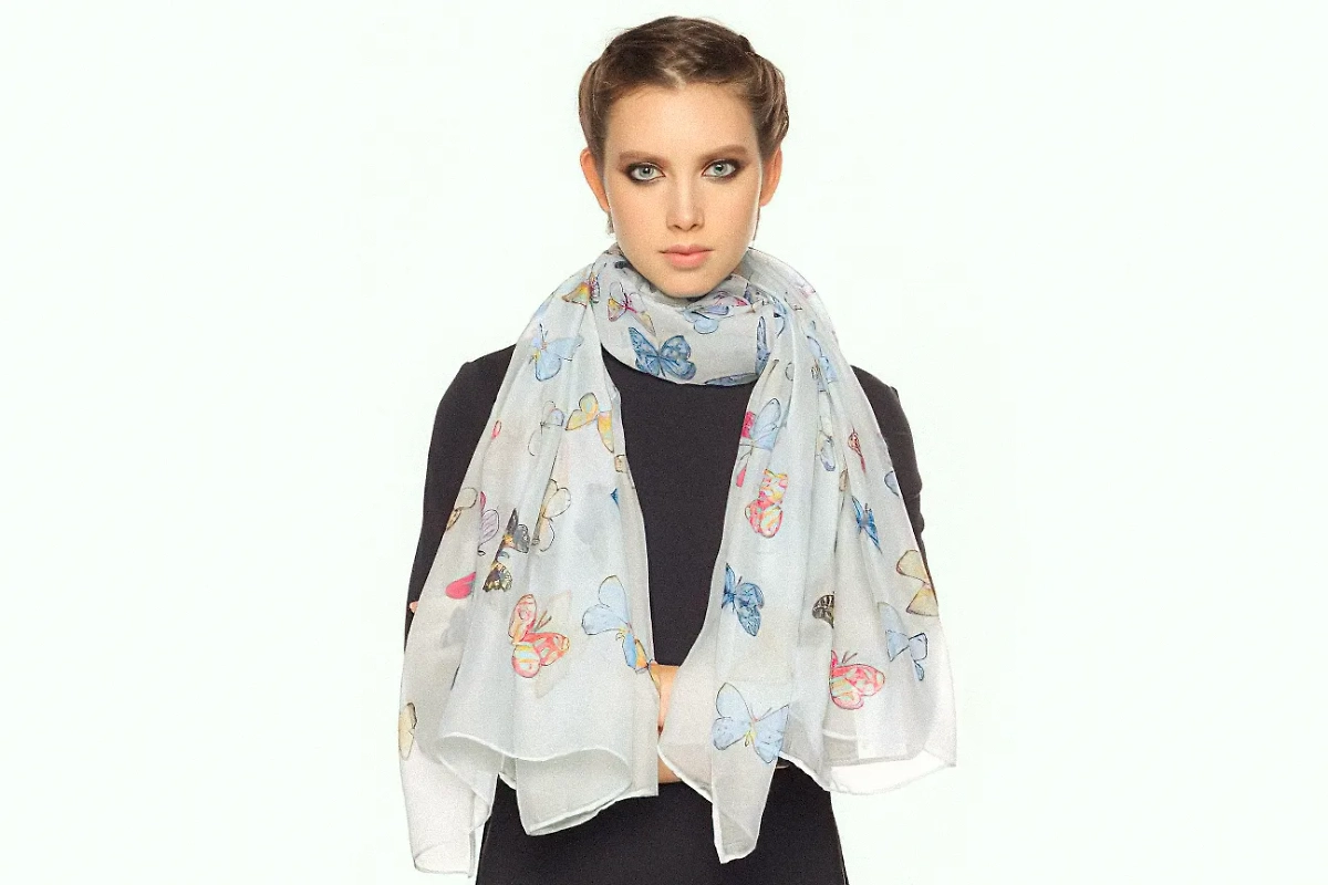 Какими аксессуарами женщины в СССР завершали образ: газовый шарфик. Фото © 100sp.ru