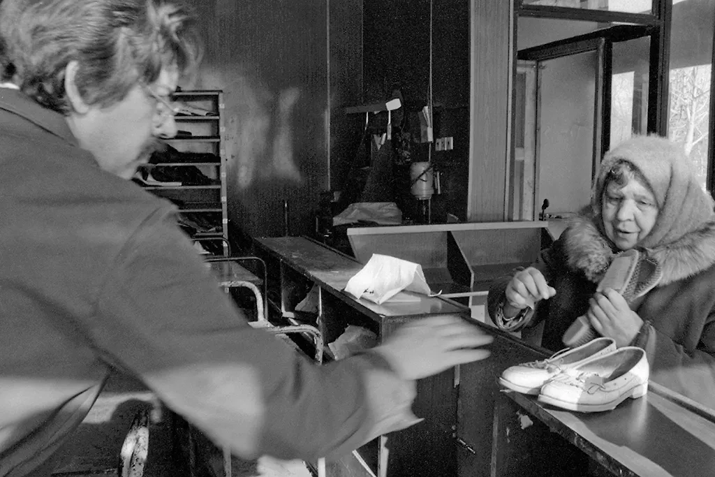 Нельзя было просто надеть ботинки: их перед этим надо было «довести до ума». Фото © ТАСС / Сергей Калачев / Фотохроника