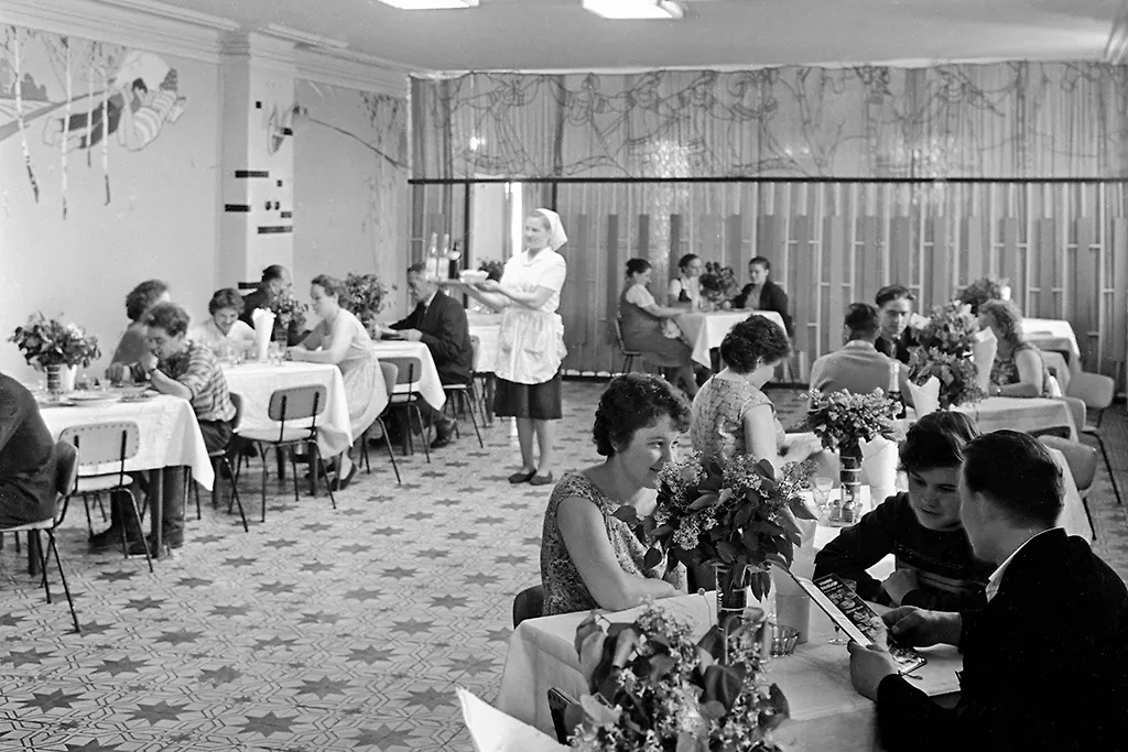 Совершенно случайного человека из очереди могли подсадить к вам за столик в ресторане. Фото © ТАСС / П. Лисенкин / Фотохроника